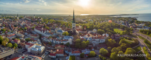 Oleviste kirik ja Tallinna vanalinn imelises loojangus