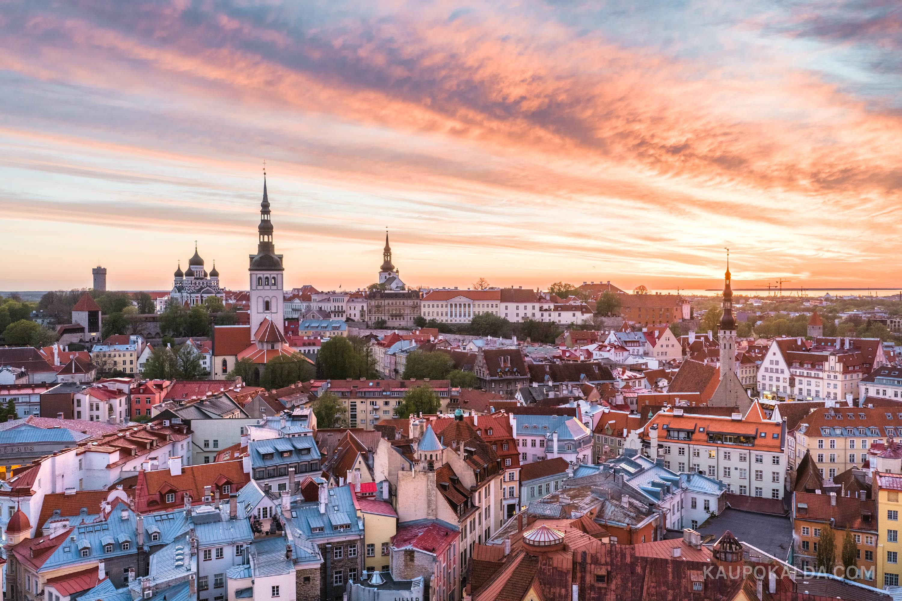 Tallinna vanalinn uhkes loojangus
