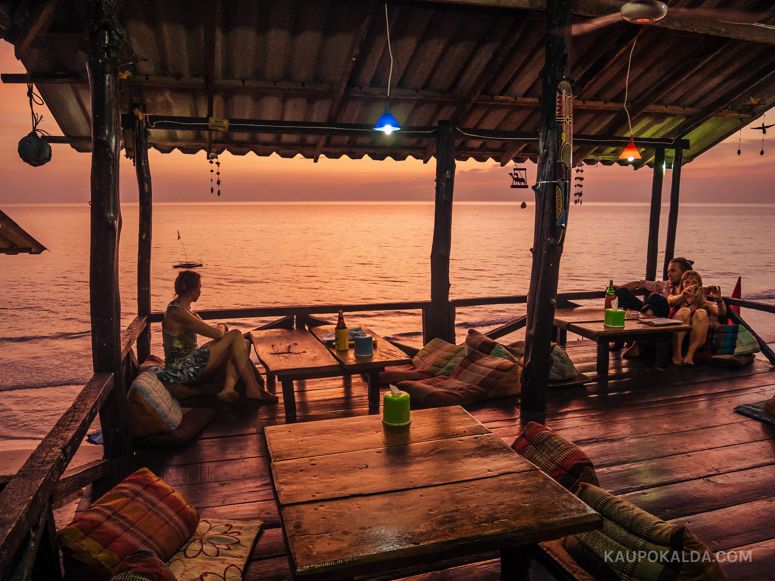 White Sand Beachi rannas asuv söögikoht kaljunukil