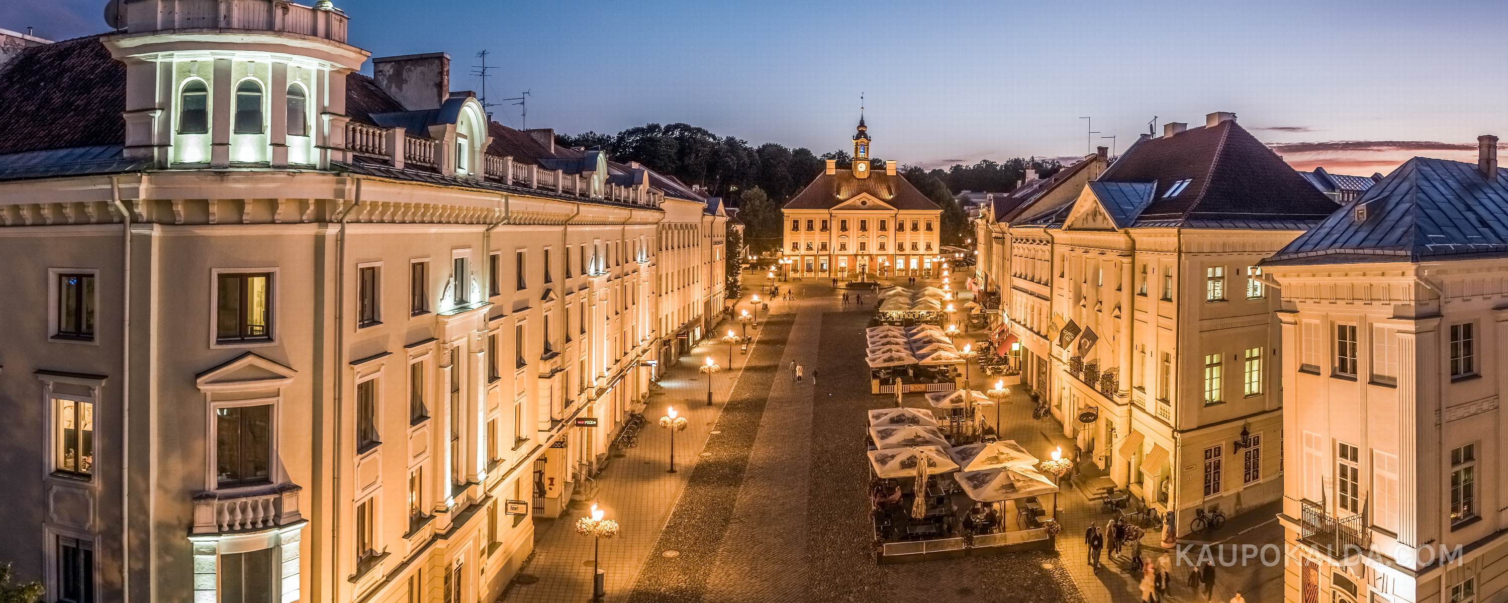 Õhtune Tartu Raekojaplats