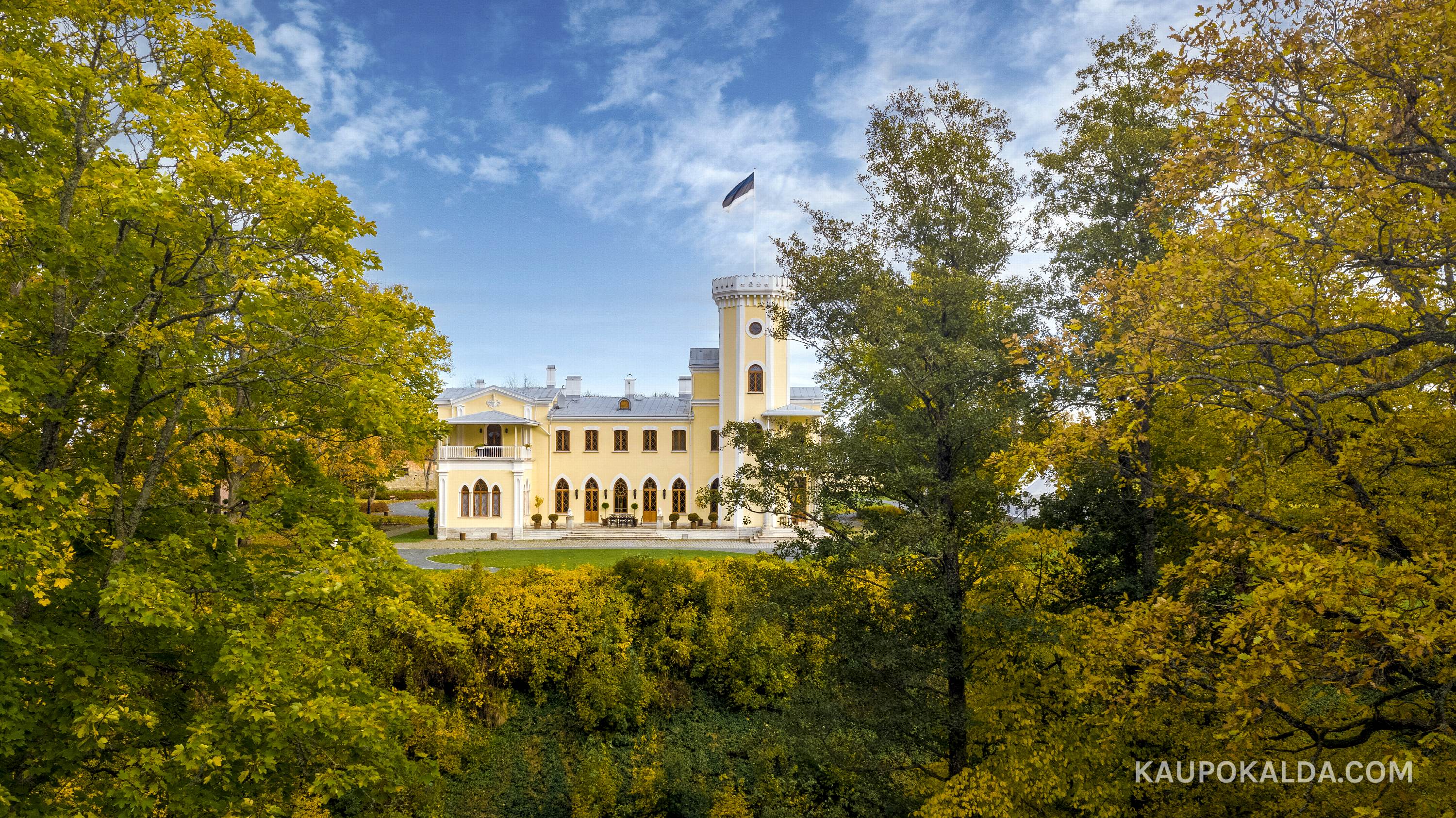 Keila-Joa loss sügisvärvides