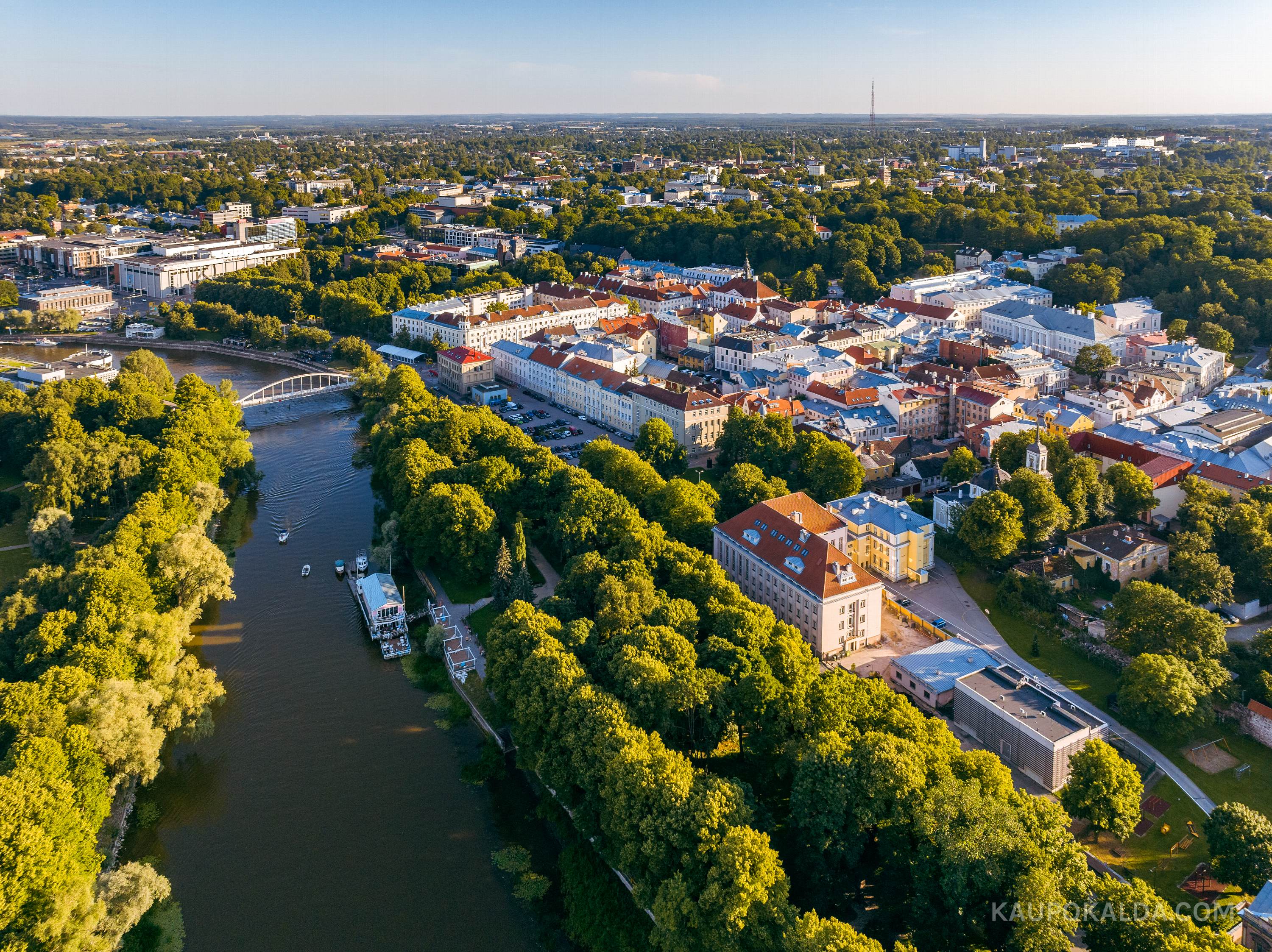 Tartu Emajõe ääres