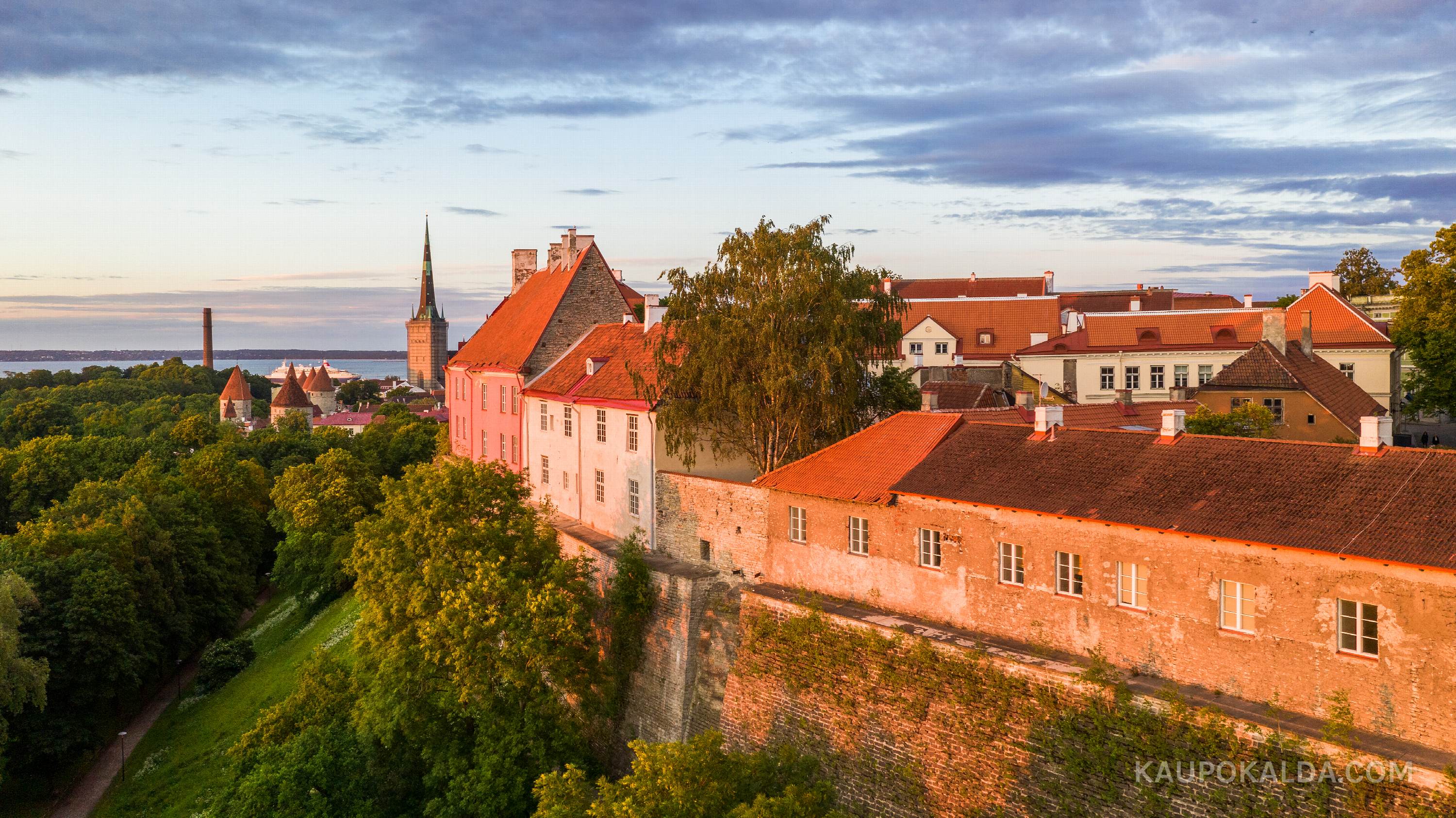 Õhtupäikene Toompead soojendamas