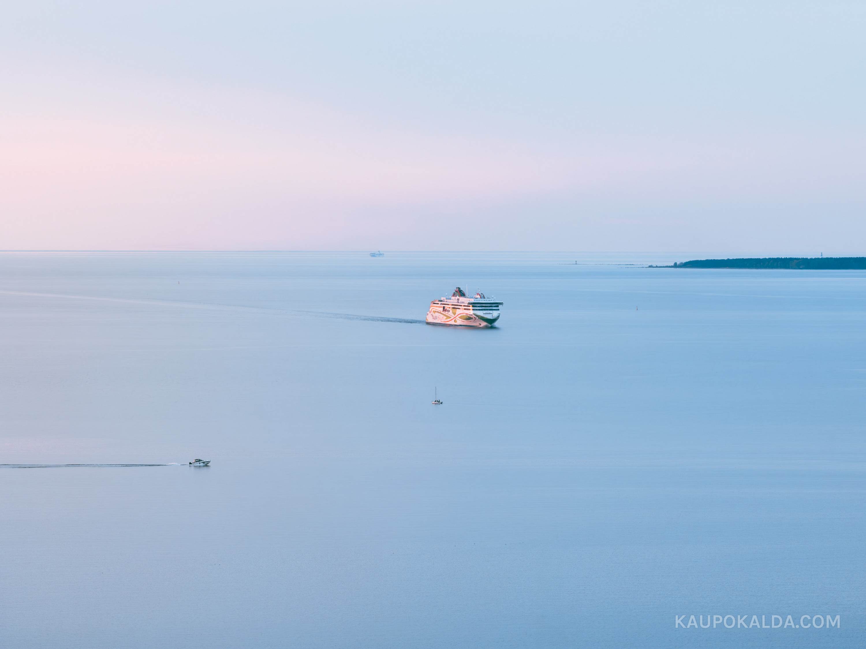 Tallink Megastar saabumas roosas loojangus