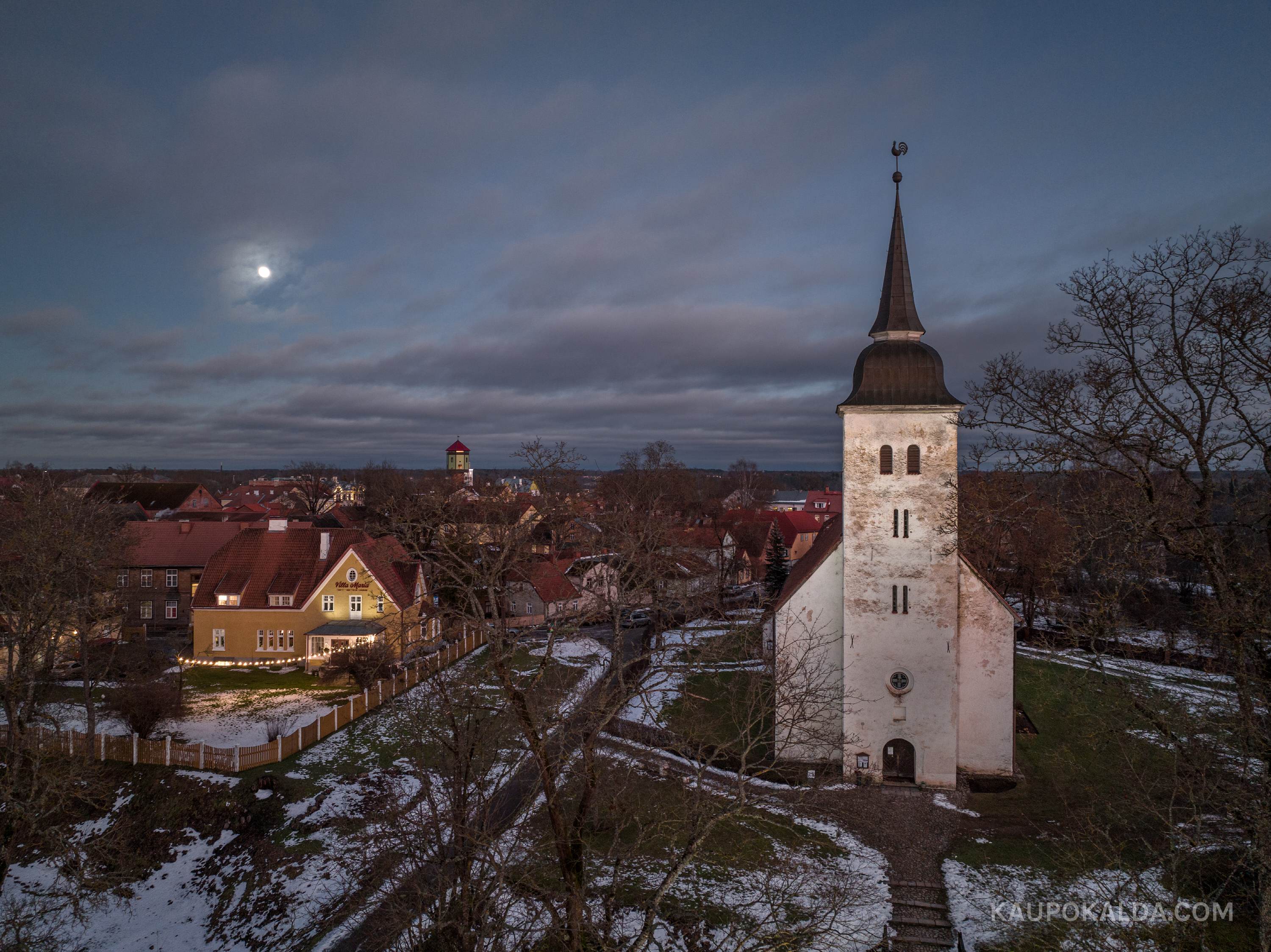 Viljandi Jaani kirik kuuvalgel