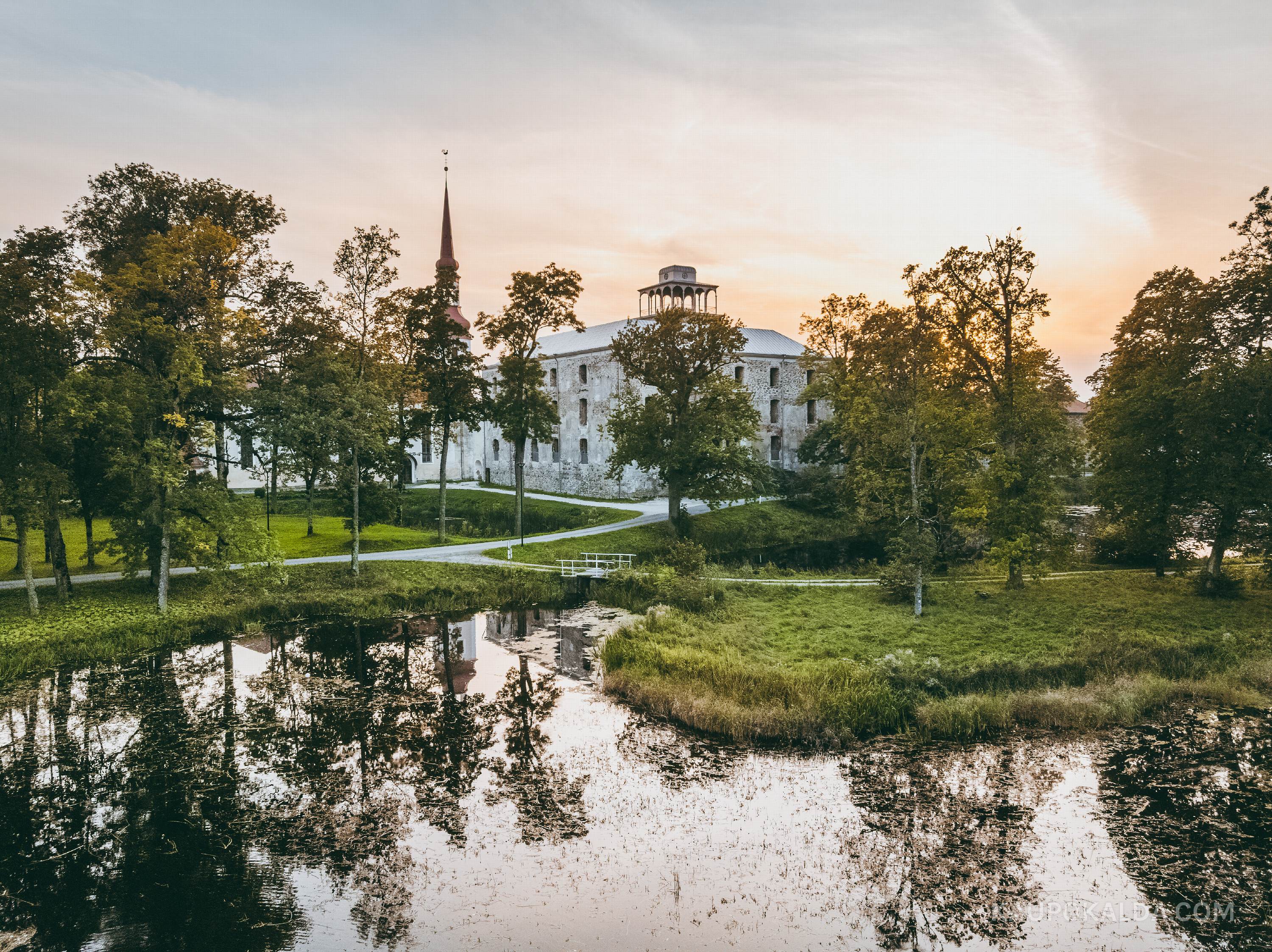 Põltsamaa loss loojangus