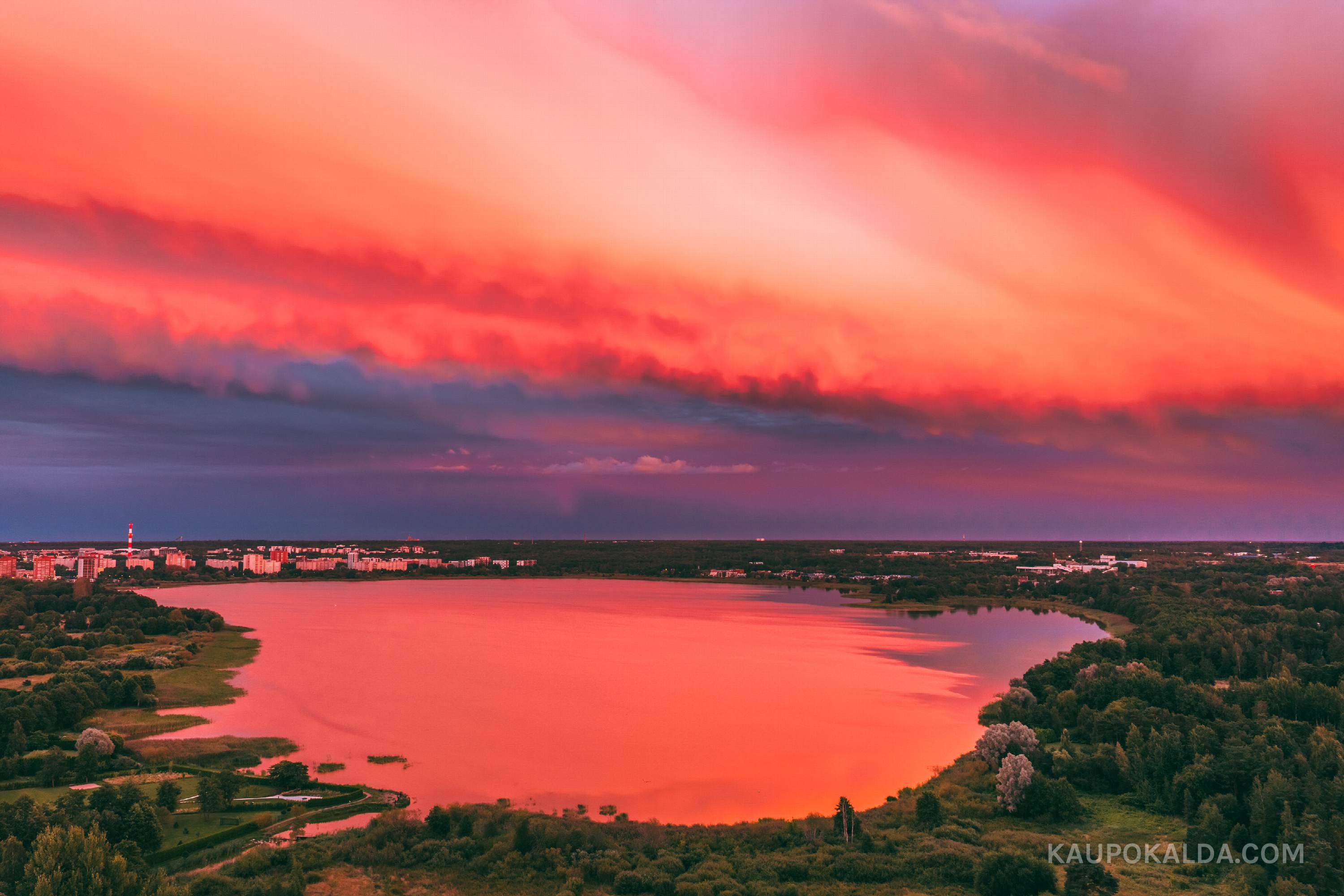 Oranz superloojang Harku järve kohal