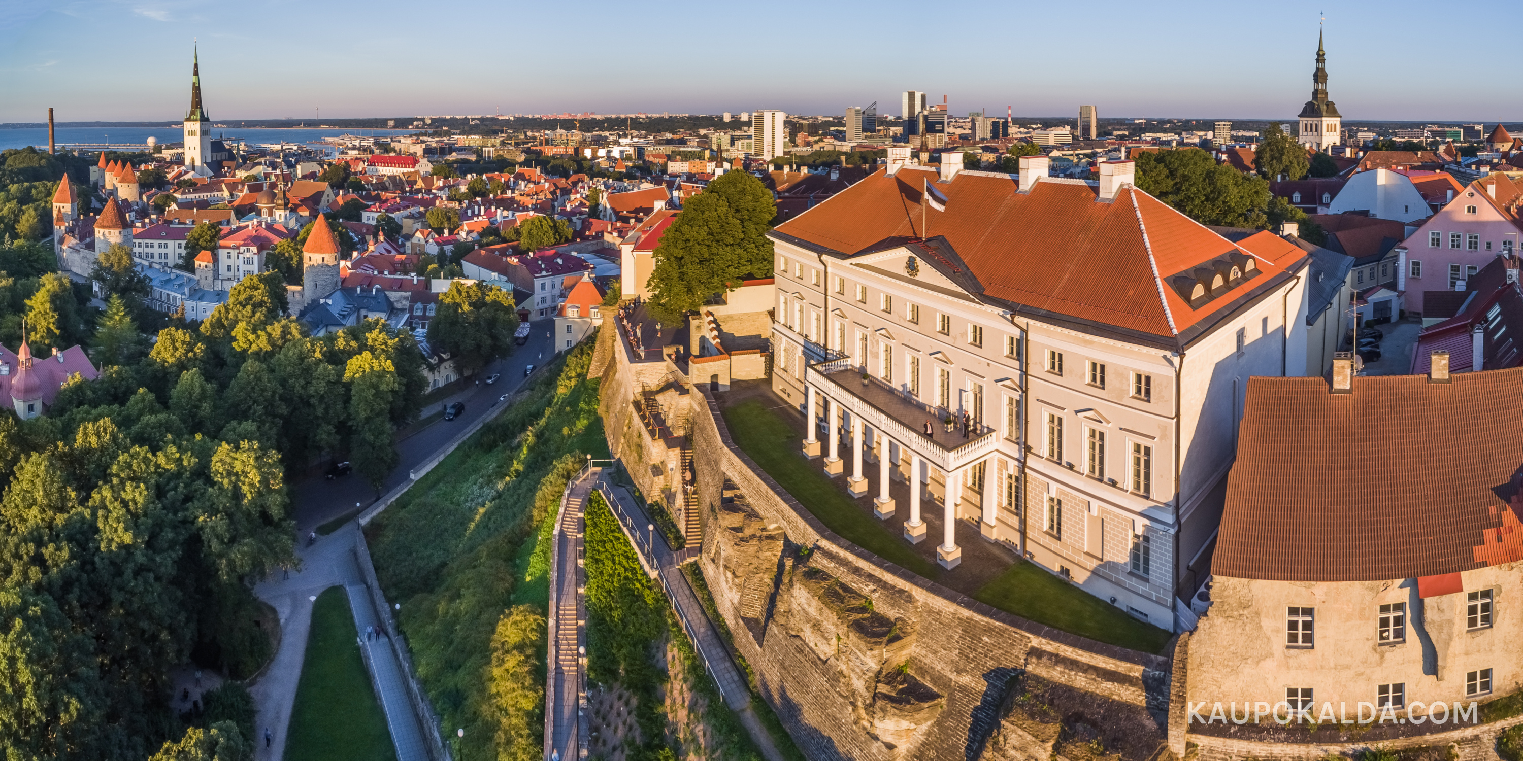 Stenbocki maja kuldses loojangus