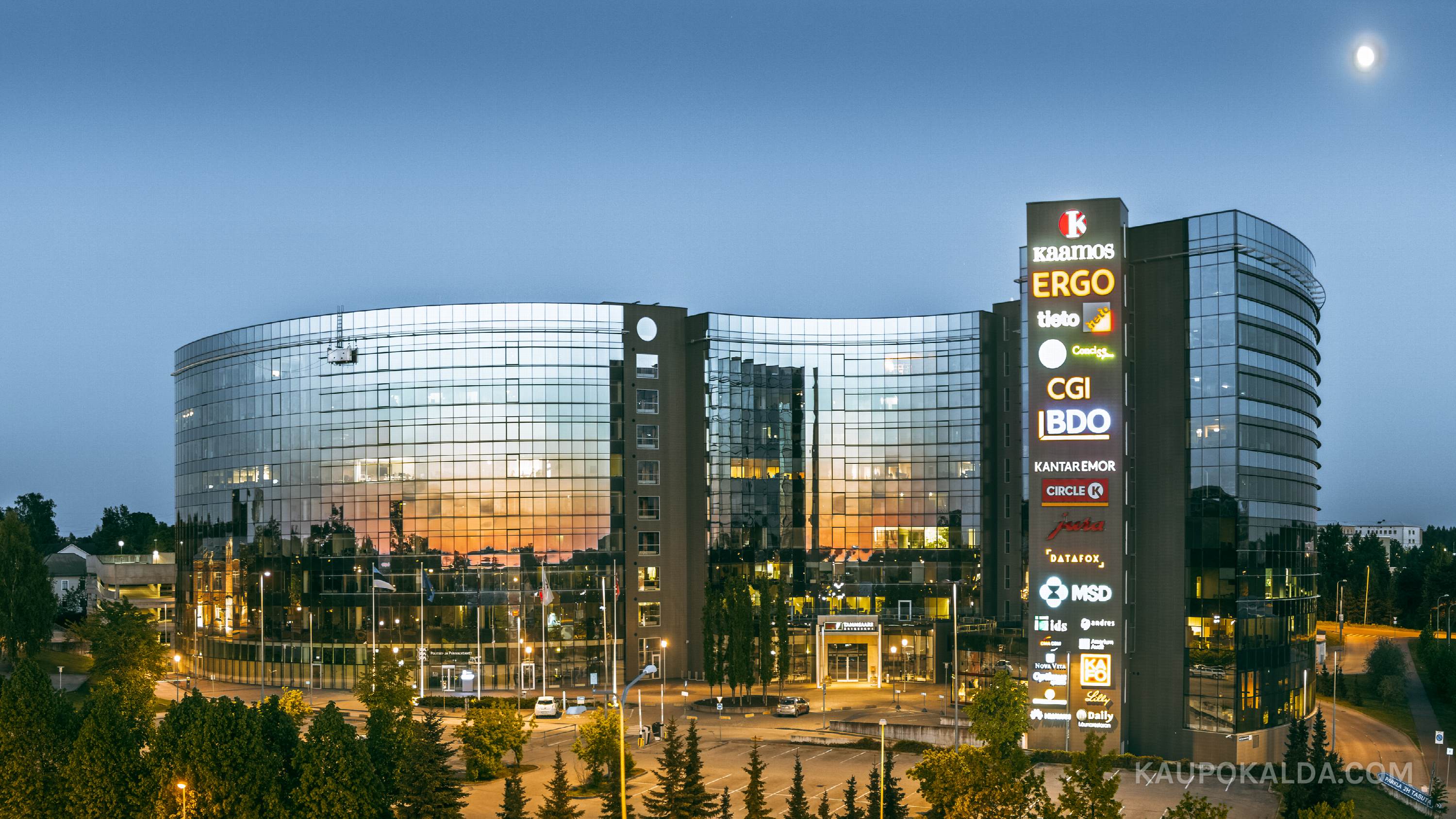 Tammsaare Ärikeskus kuupaistel