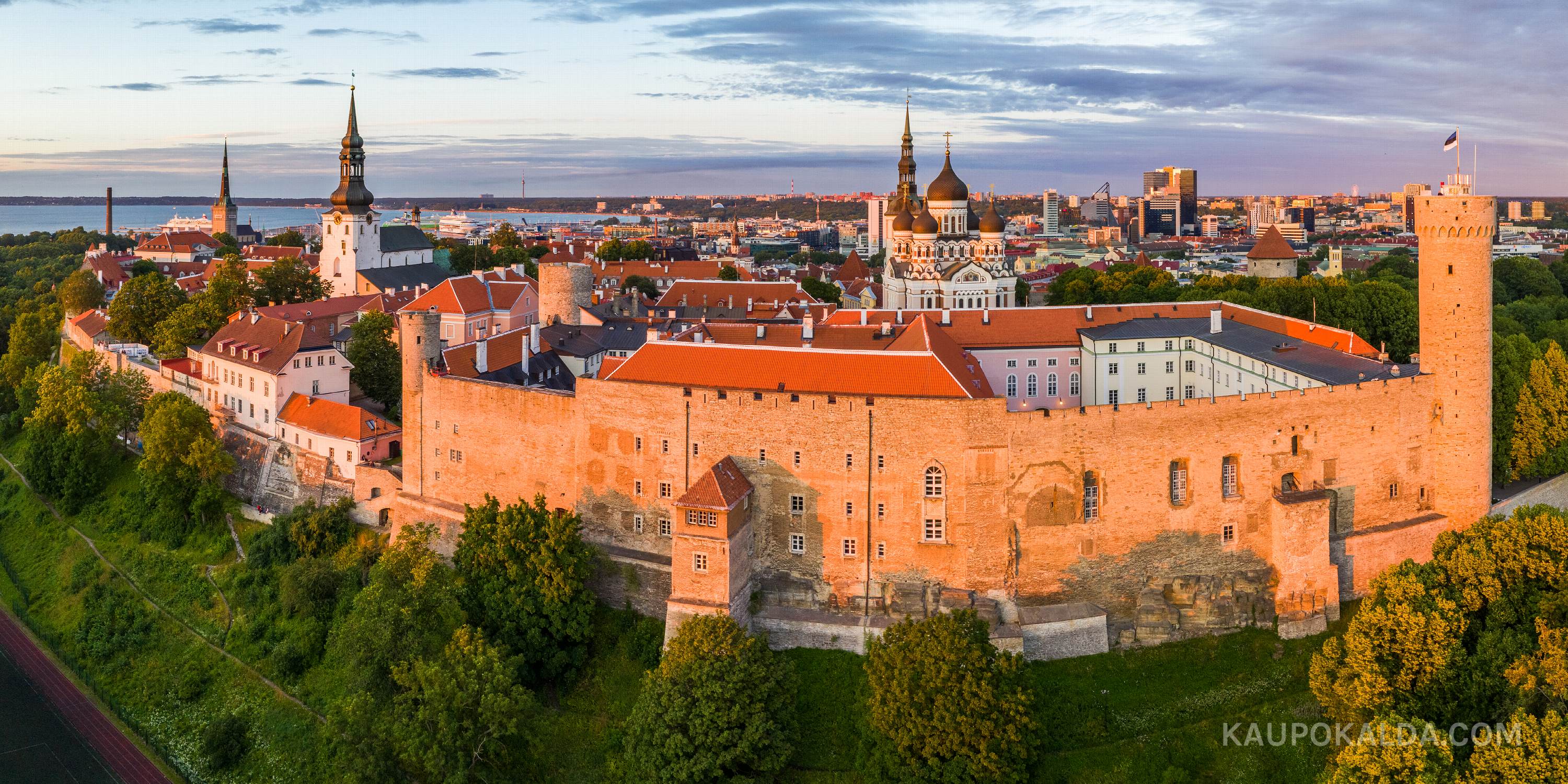 Toompea loss viimastes päikesekiirtes