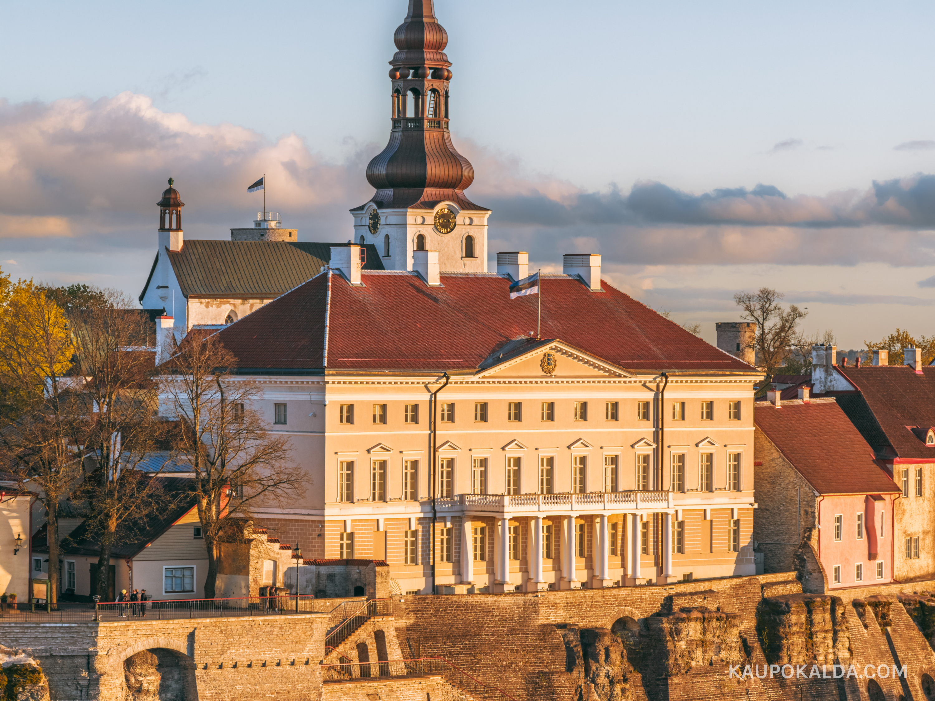 Stenbocki maja soojas loojanguvalguses