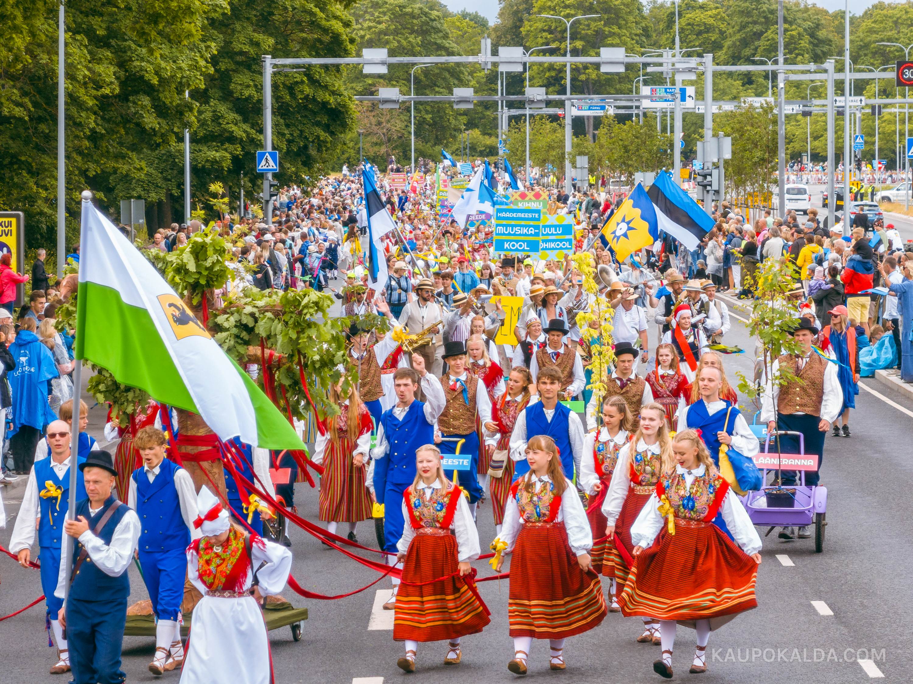 XIII Noorte Laulu- ja Tantsupeo rongkäik (seeria)