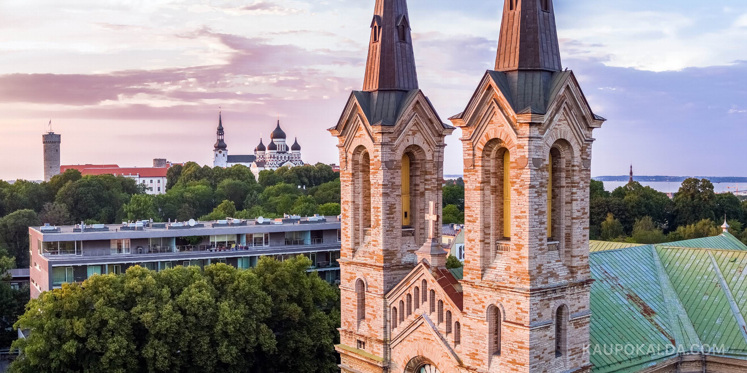 Kaarli kirik loojangus