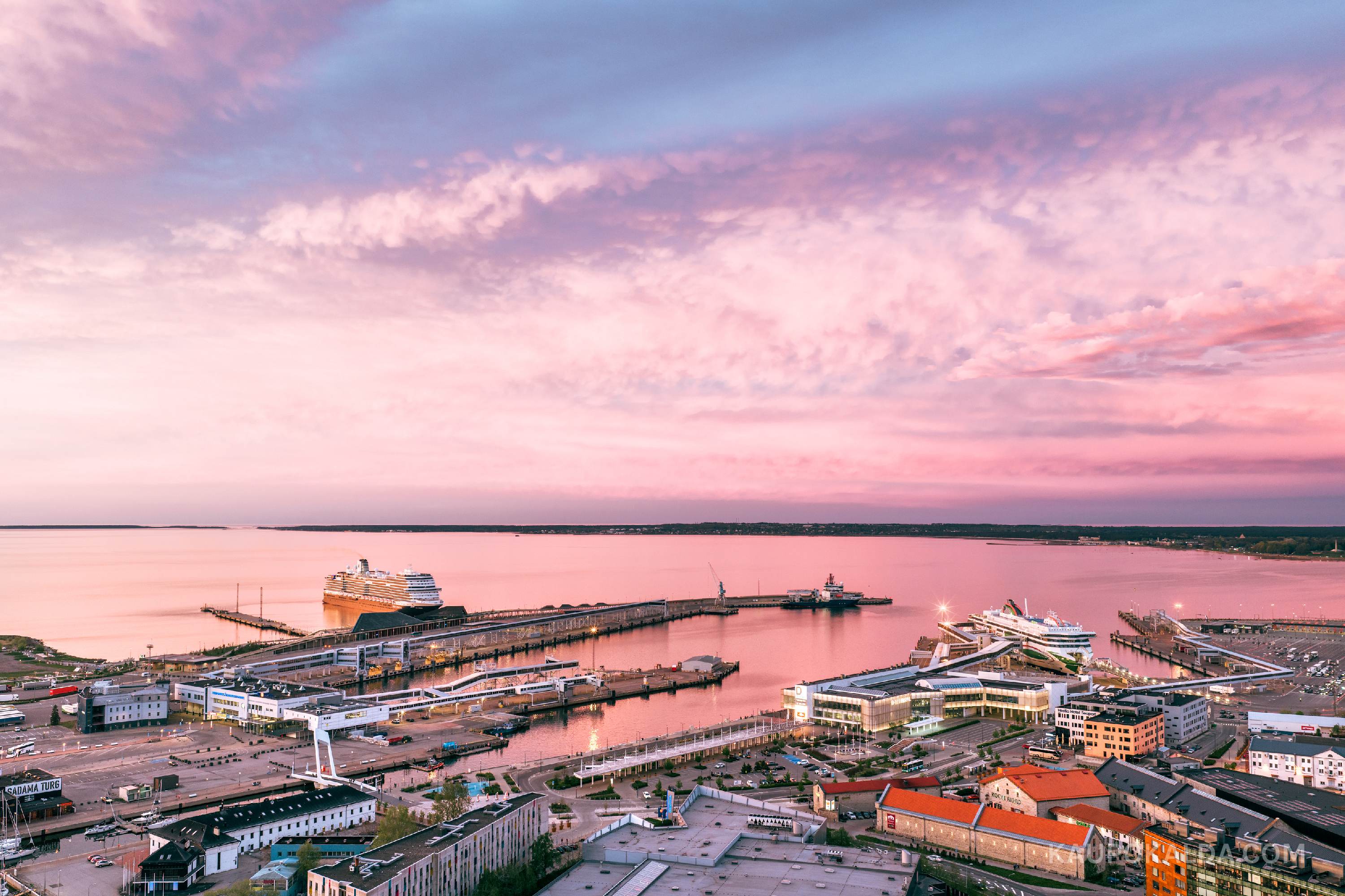 Tallinna Vanasadam roosas loojangus