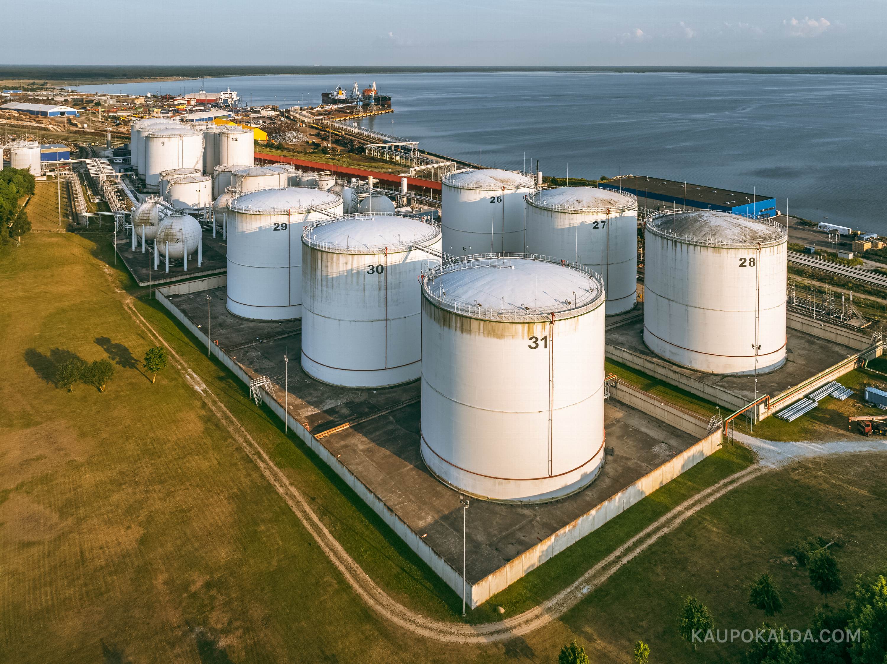 Paldiski lõunasadama kütusemahutid